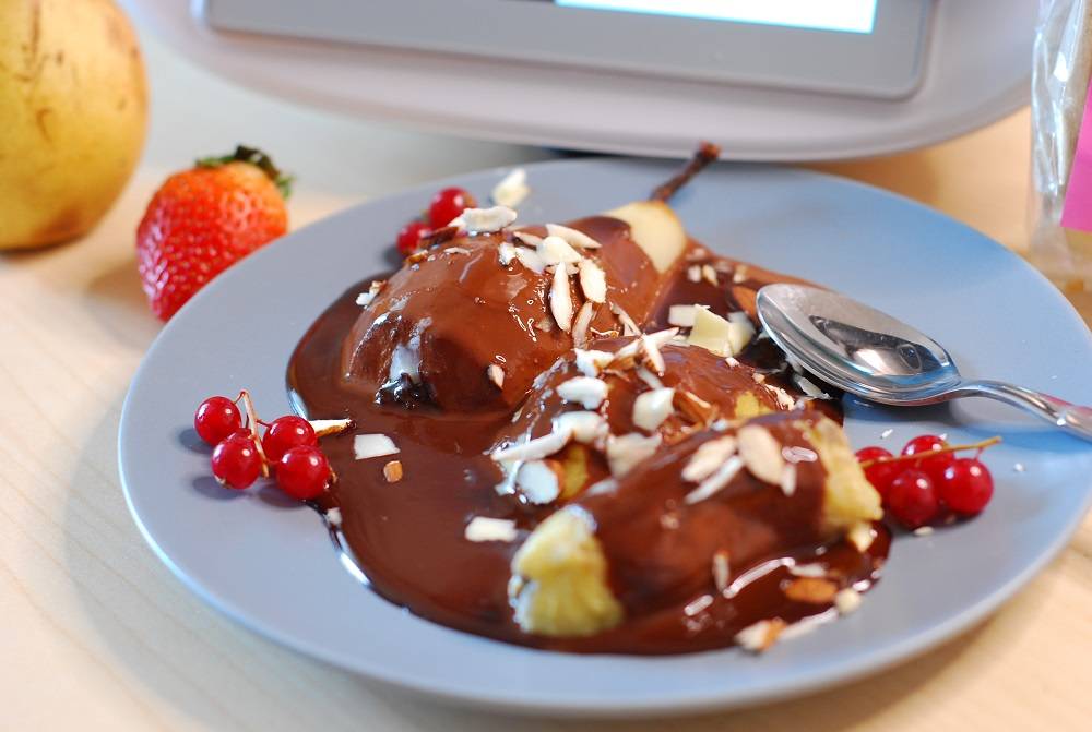 Fructe posate cu scortisoara, cardamom si sos de ciocolata