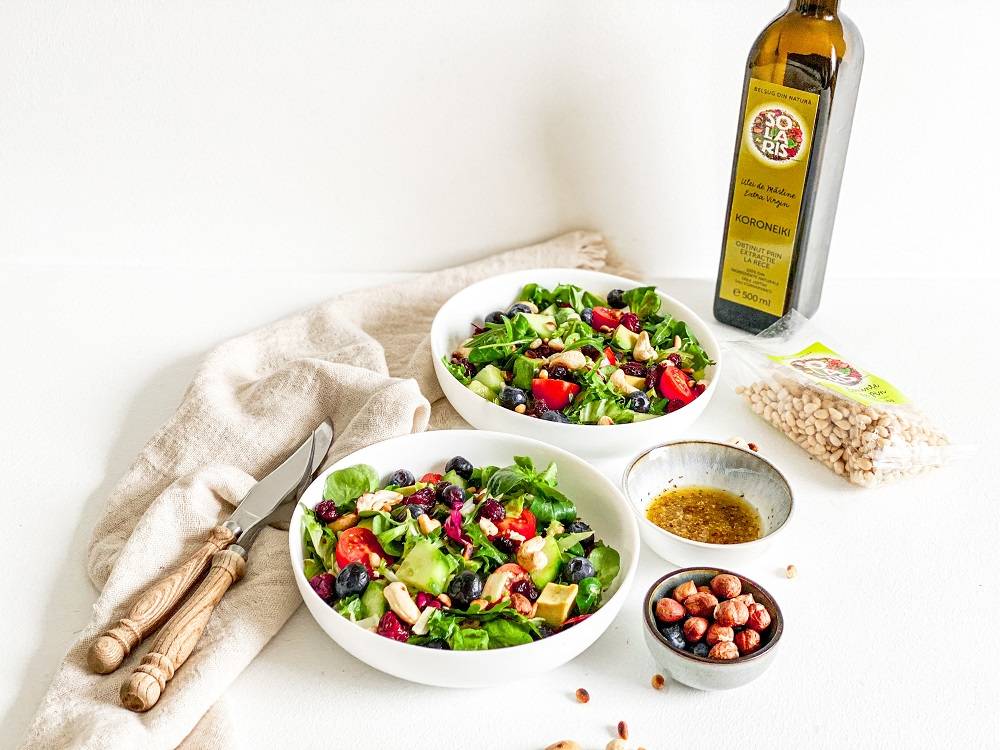 Mix de salata cu avocado, afine, caju si seminte de pin