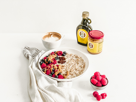 Porridge Bowl cu fructe proaspete, unt de arahide crocant si sirop de artar