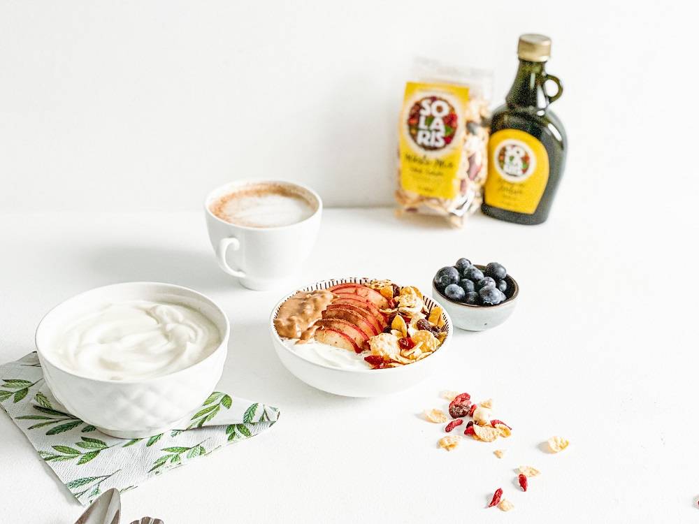Iaurt natural cu musli mix fara zahar, mar, unt de arahide si sirop de arțar