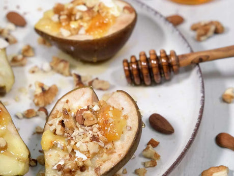 Pere la cuptor cu camembert, miere si nuci