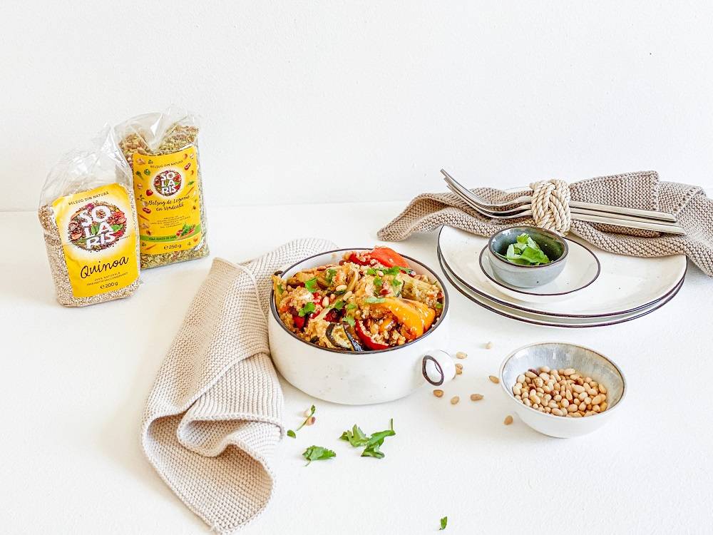 Quinoa cu legume coapte si seminte de pin