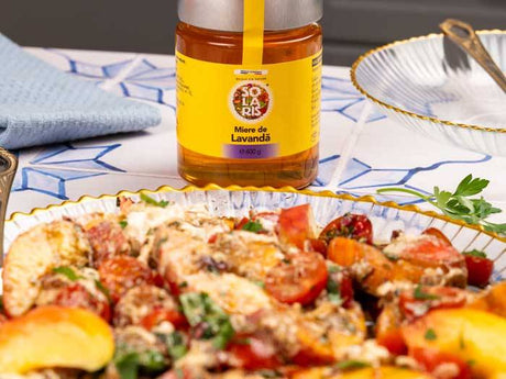 Salata cu rosii, piersica si burrata