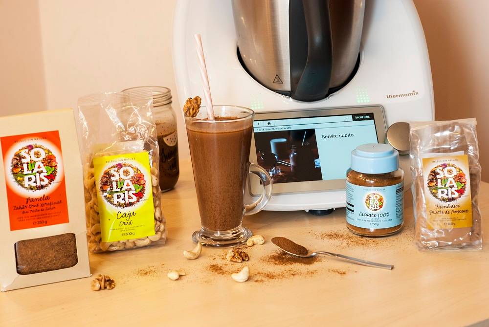 Smoothie cu lapte de caju, cicoare si pudra de roscove