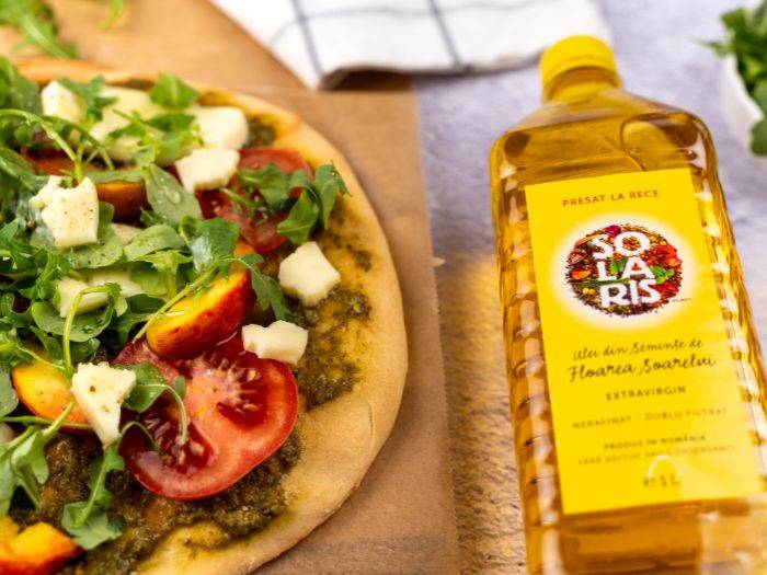 Pizza cu sos pesto, piersici si mozzarella