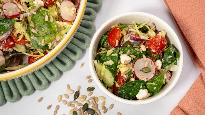 Salata de primavara cu dressing din otet de mere cu visine si seminte