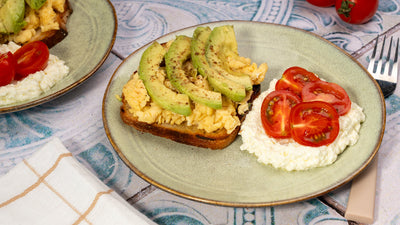 Scrambled eggs cu avocado, rosii cherry si sos de feta