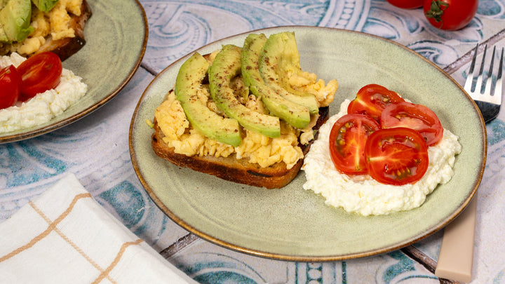 Scrambled eggs cu avocado, rosii cherry si sos de feta