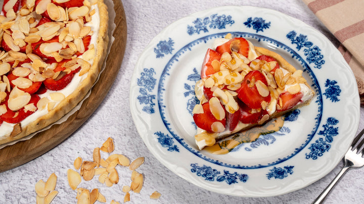 Tarta cu capsuni si fulgi de migdale