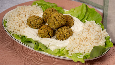 Chiftelute de falafel cu garnitura de orez și sos de iaurt
