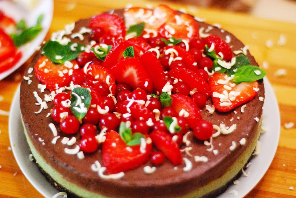 Tort raw de ciocolata neagra cu crema de menta, kiwi si spirulina