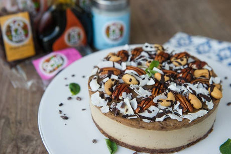 Tort raw cu cremă de caramel și cocos
