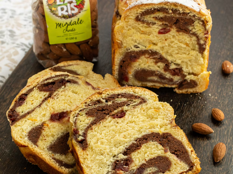 Cozonac vegan cu crema de migdale si merisoare