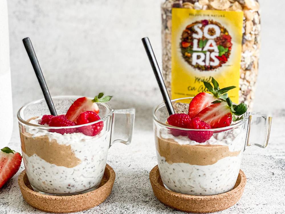 Musli mix cu chia, iaurt, unt de arahide si fructe proaspete