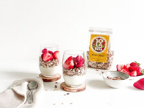 Mic dejun delicios la pahar cu iaurt, müsli choco si fructe proaspete