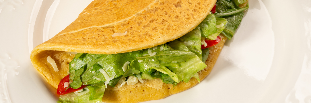 Clatite din faina de naut cu salata