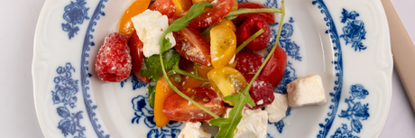 Salata de rosii, branza de capra, rucola si zmeura