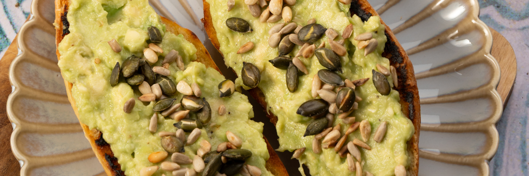 Paine prajita cu avocado si mix de seminte
