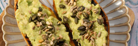Paine prajita cu avocado si mix de seminte