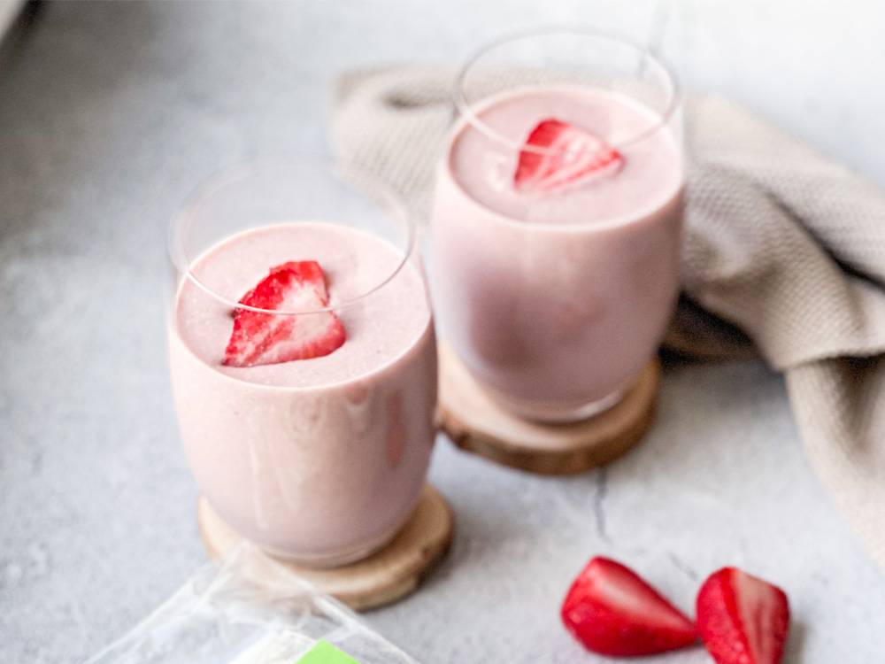 Smoothie cremos cu vanilie, capsuni si ciocolata alba