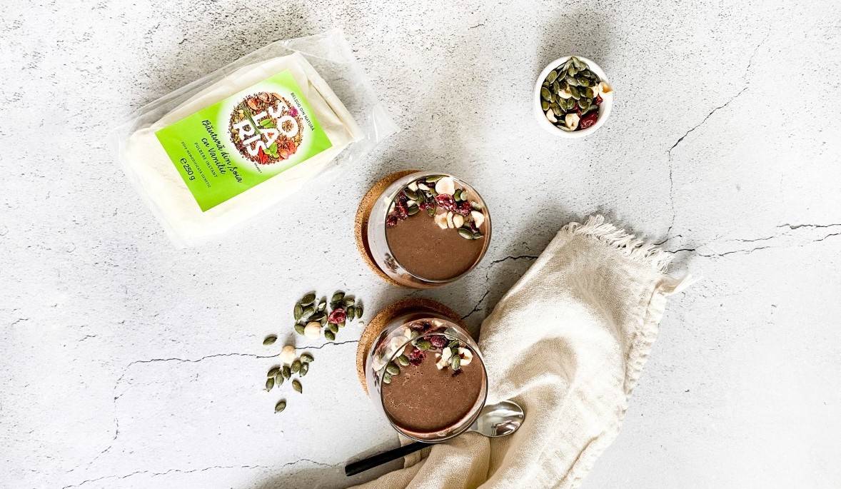 Smoothie cremos cu vanilie, cacao si mix de nuci