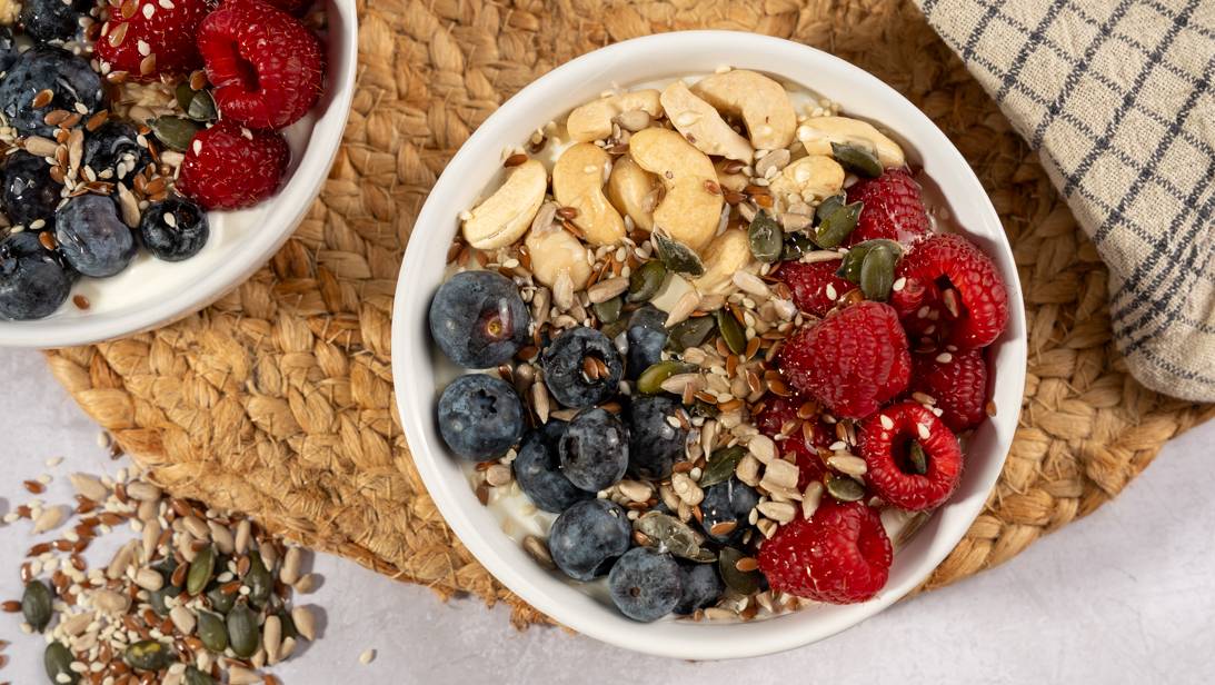 Bowl cu iaurt, seminte „Omega Forte” si fructe