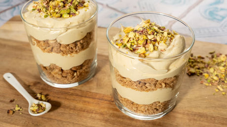 Desert la pahar cu crema de fistic si biscuiti