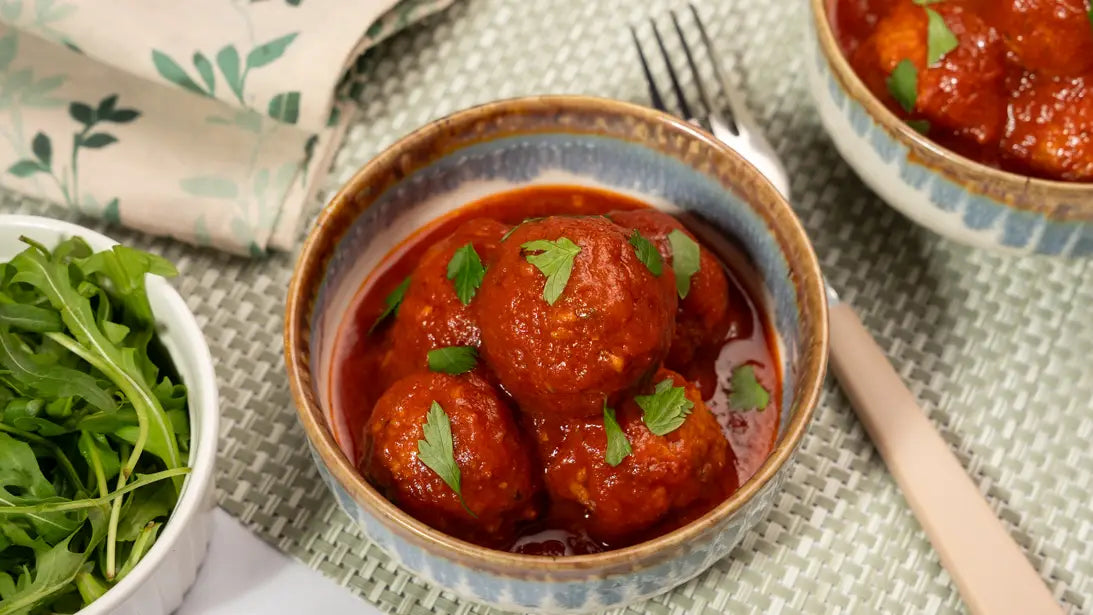 Chiftelute vegane la cuptor din granule de soia si sos rosu