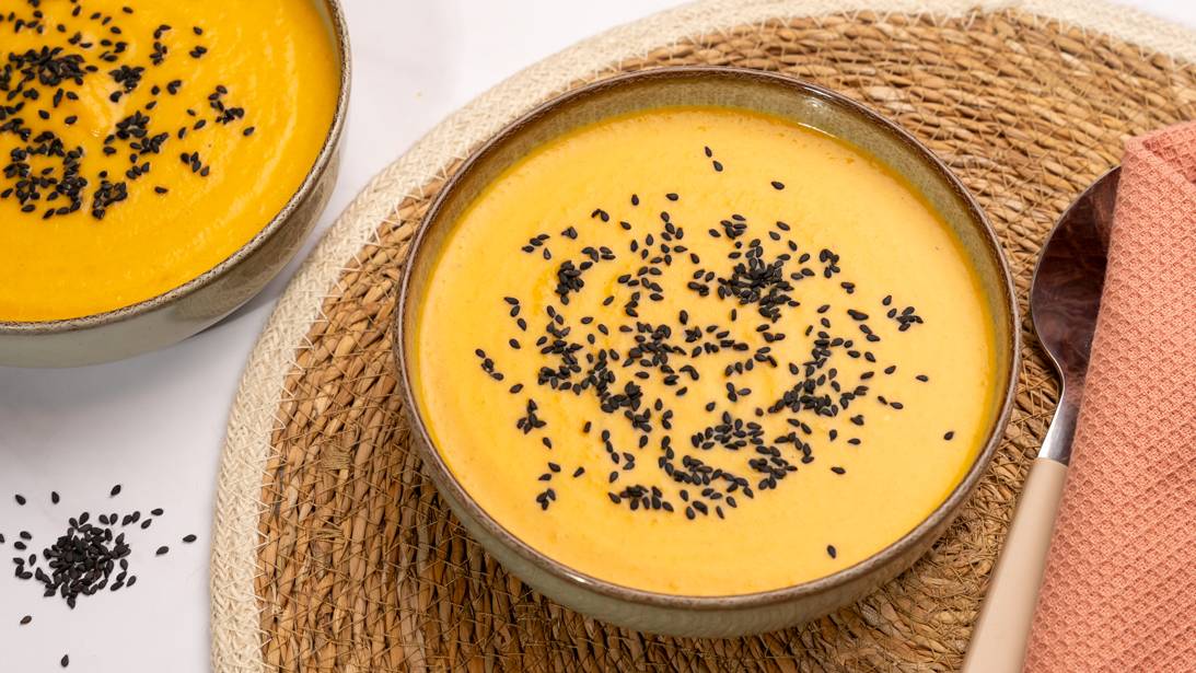 Supa crema de morcovi cu susan negru si crunch de seminte