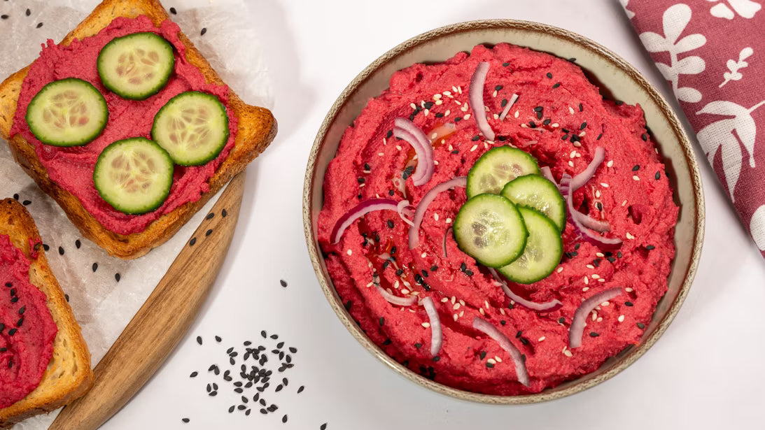 Toast cu hummus de sfecla si tahini, cu topping crocant