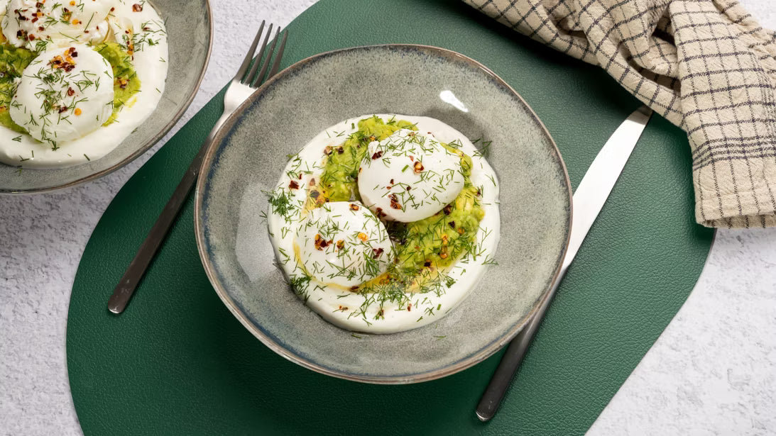Turkish eggs cu avocado si ulei aromat din floarea soarelui si fulgi de chilli