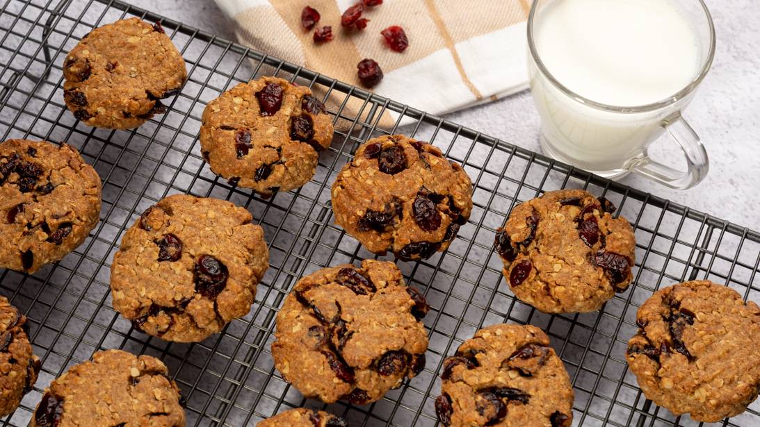 Cookies integrali cu merisoare indulcite in suc de ananas