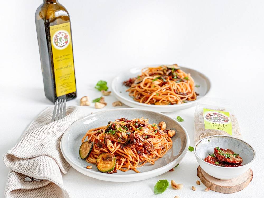 Spaghetti vegetariene cu rosii uscate, ciuperci, zucchini, caju si seminte de pin