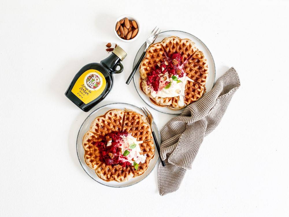 Waffles cu faina de migdale, inghetata si zmeura