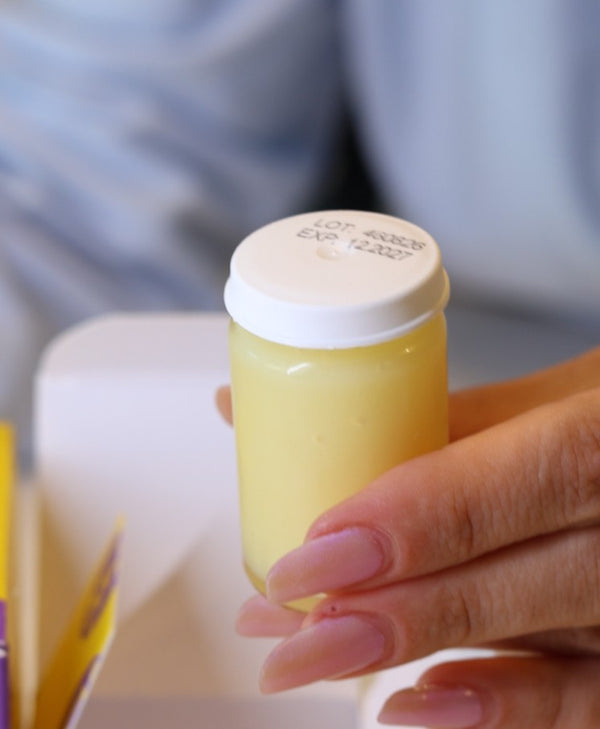 Borcănașul de 25 g de lăptișor de matcă, cu lotul și data de expirare pe capac